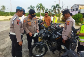 Kapolsek Belitang III saat Cek Kelayakan Kendaraan Dinas Anggota