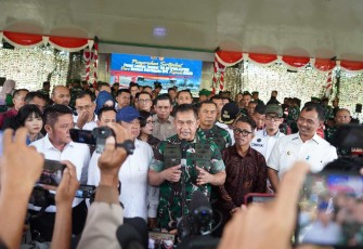 Kepala Staf Angkatan Darat (Kasad) Jenderal TNI Maruli Simanjuntak, M.Sc., berdialog dengan awak media selepas mengunjungi Lahan Ketahanan Pangan di Puslatpur Baturaja 