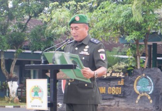 Kasdim 0801/Pacitan saat Bacakan Amanat Panglima Besar Jenderal Soedirman dan Amanat Kasad