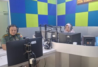 Kasrem 081/DSJ Letkol Inf Meina Helmi dalam dialog khusus berjaringan dengan topik jelang retreat dan pelantikan, serta menanti kiprah kepala daerah, bertempat di RRI Madiun, Jl. Mayjen Panjaitan No.10 Kota Madiun, Kamis (20/2/2025)