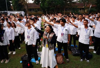 Kebersamaan Rektor UKSW Profesor Intiyas Utami dengan mahasiswa baru dalam acara Inaugurasi Orientasi Mahasiswa Baru (OMB) 2025 