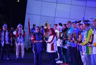 Wamendikdasmen Atip saat mengikuti pertandingan ekshibisi Bulu Tangkis PORNAS XVII KORPRI, Sabtu (11/10). 