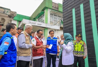 Menkes Budi Gunadi Sadikin saat meninjau wilayah terdampak di Bener Meriah, Jumat (19/12).