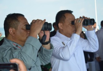 Kepala Zona Bakamla Barat Laksma Bakamla Bambang Trijanto dan Deputi Bidang Koordinasi Pertahanan Negara dan Kesatuan Bangsa Kemenko Polkam Mayjen TNI Purwito Hadi Wardhono.