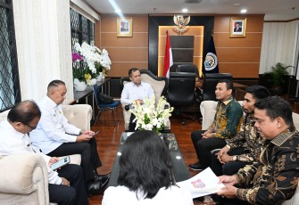 Menteri Transmigrasi, M. Iftitah Sulaiman Suryanagara, saat menerima audiensi Pemerintah Kabupaten Buton Utara di  Kantor Kementerian, Selasa (22/7).