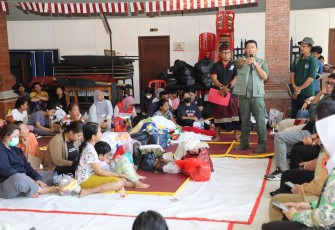 Kepala BNPB Letjen TNI Dr. Suharyanto, S.Sos. M.M., saat meninjau lokasi pos pengungsian bagi warga terdampak banjir di Kota Denpasar.