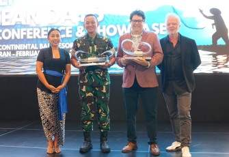 Kepala Dinas Penerangan Angkatan Darat (Kadispenad) Brigjen TNI Wahyu Yudhayana, S.E., M.M mewakili Kasad dalam penganugerahaan Award. Penghargaan diserahkan oleh Mr. Pascal Phillipe selaku Project Director Bali Ocean Days. 