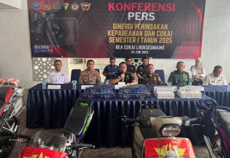 Kepala Kantor Bea Cukai Lhokseumawe, Agus Siswadi saat konferensi pers, Senin (23/06/2025).