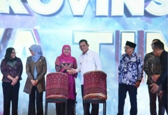 Gubernur Kepri Ansar Ahmad saat melakukan pertemuan dengan Gubernur Jawa Timur Khofifah Indar Parawansa di Ballroom Wyndham Hotel Panbil Batam, Senin (8/12/2025).