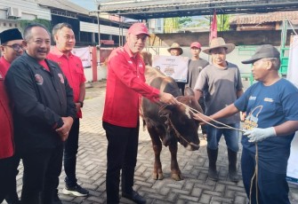 Ketua DPC PDI Perjuangan Karanganyar, Bagus Selo, menyerahkan sapi kurban di halaman kantor DPC PDI Perjuangan setempat, Minggu (862025).
