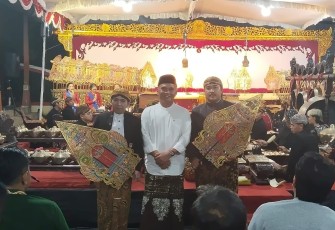 Ketua DPRD Jateng, Sumanto, bersama Ki Anggit Laras Prabowo dan Ki Canggih Tri Atmaja, sebelum pementasan lakon Pendadaran Siswa Sokalima, di Desa Suruh, Tasikmadu, Karanganyar, Jumat (1652025) malam.