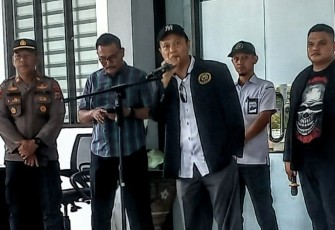 Ketua umum Pola Bitung, Puboksa Hutahaean saat memberikan orasinya dalam kegiatan aksi doa bersama yang digelar oleh AMNS