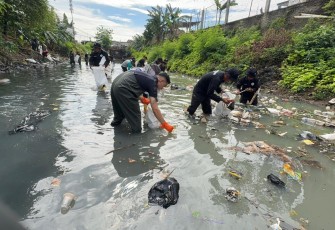 Aksi bersih sampah di sungai