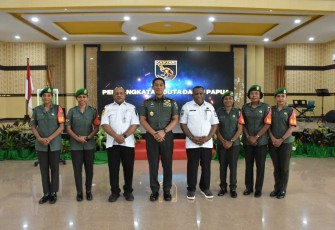 Pangdam XVIII/Kasuari, Mayjen TNI Jimmy Ramoz Manalu, S.Hub.Int., M.H.I Foto Bersama 