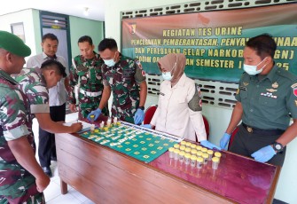 Sosialisasi dan Tes Urin Pencegahan, Pemberantasan, Penyalahgunaan dan Peredaran Gelap Narkoba (P4GN) kepada Anggota dan PNS Kodim 0801/Pacitan Semester I Tahun 2025
