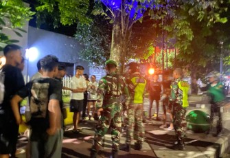 Personil Gabungan Kodim 1310/Bitung bersama ormas tengah memberikan Sosialisasi Kamtibmas kepada sejumlah anak-anak muda yang berada di area patung cakalang, kelurahan Kadoodan, Kecamatan Madidir, Bitung