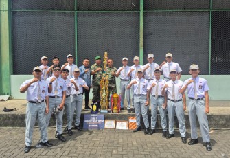 Tim PBB SMA Negeri 2 Bitung bersama pembina Pasiops Kodim 1310/Bitung dan Babinsa Kodim 1310/Bitung saat foto bersama usai menerima hadiah yang diserahkan oleh Kasdam XIII Merdeka