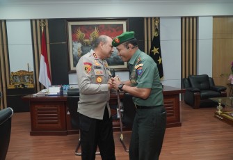 Komandan Korem 121Abw Brigjen TNI Purnomosidi, S.I.P., M.A.P., M.Han., didampingi pejabat Korem 121Abw silaturahmi ke Polda Kalimantan Barat, Senin (14042025). 