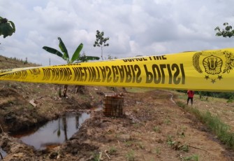 Lokasi semburan minyak dan gas dari sumur tua Kedinding yang berdampak terhadap lahan pertanian dan tanaman pisang serta jagung diberi garis polisi