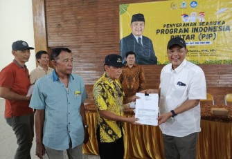 Penyerahan beasiswa PIP Pelajar jenjang SD, SMP, SMA, dan SMK oleh Anggota Komisi x DPR RI, Juliyatmono, di Gedung Golkar Karanganyar, Rabu (24/12/2025).