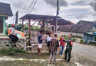 Babinsa Koramil 0805/09 Kendal Laksanakan Komsos Dengan Masyarakat di Desa Binaan