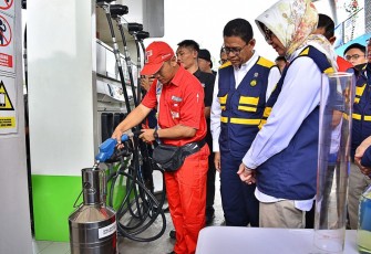 Wakil Menteri Energi dan Sumber Daya Mineral (ESDM) Yuliot saat mengunjungi SPBU di Rest Area KM 207A Cirebon, Jawa Barat, Jumat (28/3).