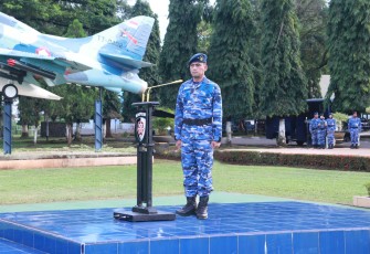 Ir Koopsud II Marsma TNI Hermawan Widhianto, S.E., M.M., pada saat bertindak  selaku Inspektur Upacara  17-an di Makoops Udara II, Makassar, Sulsel (17/2/2025)