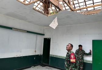 Danramil 06/ Bandar Kapten Arm Abdul Rozak tampak turun langsung memimpin jalannya pembongkaran.