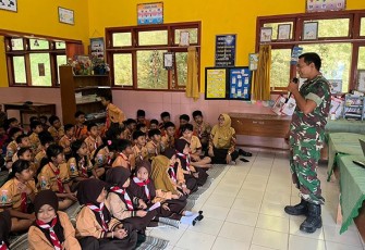 Koramil 0806-13/Dongko memberikan materi Wawasan Kebangsaan (Wasbang) kepada anggota Pramuka SDN 1 Siki, Minggu (9/11/2025). 
