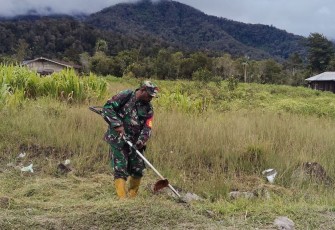 Babinsa Koramil 1710-05/Jila Bersama Masyarakat Laksanakan Kerja Bakti