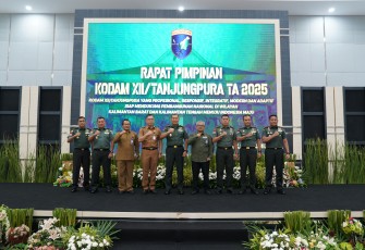 Danrem 121/Abw Brigjen TNI Purnomosidi, S.I.P., M.A.P., M.Han., menghadiri Rapat Pimpinan Kodam XII/Tpr Tahun 2025. Bertempat di Aula Sudirman, Makodam XII/Tpr, Selasa (25/2/2025)