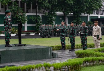 Aslog Kaskostrad Pimpin Upacara 17-an di Makostrad