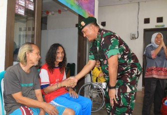 Komando Cadangan Strategis Angkatan Darat (Kostrad) hadir di Panti Jompo Welas Asih, yang berlokasi di Desa Cikadongdong Kecamatan Singaparna, Kabupaten Tasikmalaya, Senin (24/2/2023)