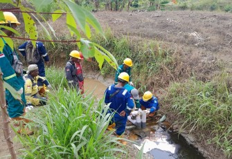 Kvell Blora Energi melakukan penanganan aliran fluida yang mengalir ke sungai.