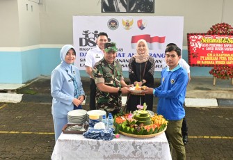 Komandan Lanud Husein Sastranegara Kolonel Pnb Alfian, S.E., M.Han., didampingi Kadispotdirga Lanud Husein Sastranegara Letkol Pas Rudiyanto Dahlan, S.T., M.I.Pol.,M.A.