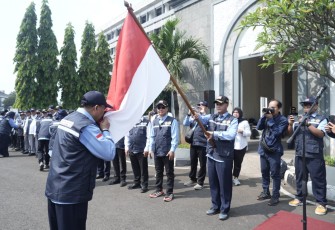 Pelepasan petugas haji ditandai dengan penyerahan bendera merah putih.