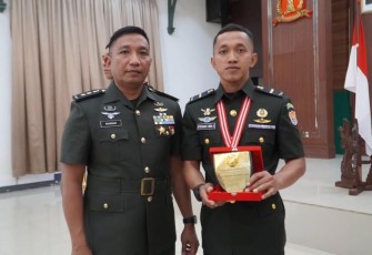 Letda Czi Stefanus Nira Aryonitama (kanan) Raih Siswa Terbaik Dikcab Zeni TNI AD TA 2025
