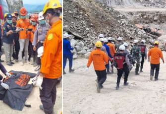 Tim SAR Gabungan saat evakuasi 2 jenazah korban longsor yang terjadi di kawasan tambang galian C Gunung Kuda di Desa Cipanas, Kecamatan Dukupuntang, Kabupaten Cirebon, Jawa Barat pada Minggu (1/6).