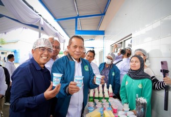 Menkop, Ferry Juliantono saat melakukan kunjungan kerja ke KPBS Pangalengan, Kabupaten Bandung, Jawa Barat, Senin (22/12).