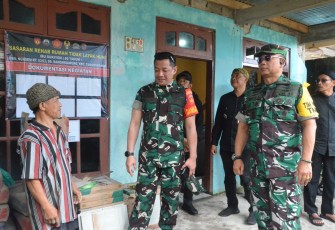 Marsma TNI Ignatius Wahyu Anggono (kanan), saat meninjau lokasi TMMD Reguler ke-126 di Desa Bandardawung, Tawangmangu, Karanganyar, Kamis (30/10/2025).