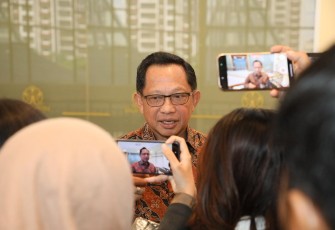 Mendagri Muhammad Tito Karnavian saat diwawancarai awak media usai Rapat Koordinasi Tingkat Menteri dan Kepala Lembaga di Balai Kartini, Jakarta, Sabtu (20/12/2025).