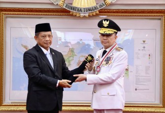 Mendagri Muhammad Tito Karnavian saat melantik Agus Fatoni sebagai Penjabat (Pj.) Gubernur Papua di Ruang Sidang Utama (RSU) Kantor Pusat Kementerian Dalam Negeri (Kemendagri), Jakarta, Senin (7/7/2025).