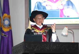 Mendagri Muhammad Tito Karnavian menyampaikan orasi ilmiah pada acara Dies Natalis ke-65 Universitas Sriwijaya (UNSRI) di Auditorium UNSRI Kampus Indralaya, Kabupaten Ogan Ilir, Sumatera Selatan (Sumsel), Senin (3/11/2025).