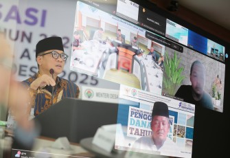 Mendes PDT Yandri Susanto saat melakukan sosialisasi Peraturan Menteri Desa (Permendesa) Nomor 2 Tahun 2024 tentang Petunjuk Operasional atas Fokus Penggunaan Dana Desa Tahun 2025 Wilayah Pulau Jawa secara virtual, di Ruang Kendali kantor Kemendes PDT, Jumat (31/1/2025).