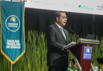 Menteri Ekraf Teuku Riefky saat memberikan orasi ilmiah dalam acara Wisuda Magister, Profesi, Sarjana, dan Diploma Perbanas Institute di Jakarta International Convention Center (JICC) pada Selasa, 8 Juli 2025. 