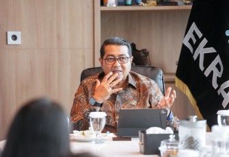 Menteri Ekraf Teuku Riefky Harsya saat menerima audiensi di Gedung Autograph Tower, Jakarta pada Rabu, 13 Agustus 2025.