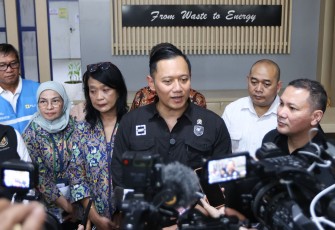 Wamen Diana saat mendampingi Menko AHY kunjungan ke Tempat Pemrosesan Akhir (TPA) Benowo di Surabaya, Rabu (16/4).