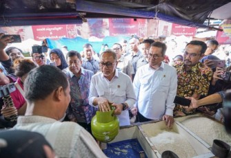 Zulhas saat meninjau harga sejumlah komoditas pangan dan gas LPG 3 kg di Pasar Klender, Jakarta Timur, Rabu (5/2/2025)