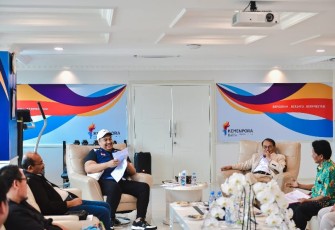 Menpora RI Dito Ariotedjo saat menerima pengurus Persatuan Tenis Meja Insan Cita (PTMIC) di ruang kerjanya lantai 10, Kemenpora, Senayan, Jakarta.