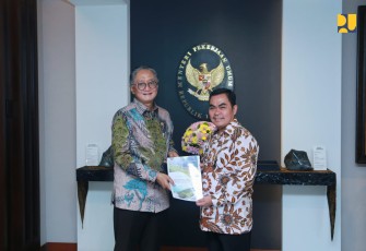 Menteri PU Dody Hanggodo saat menerima kunjungan Bupati Tana Toraja Zadrak Tombeg di Kantor Kementerian PU, Jakarta